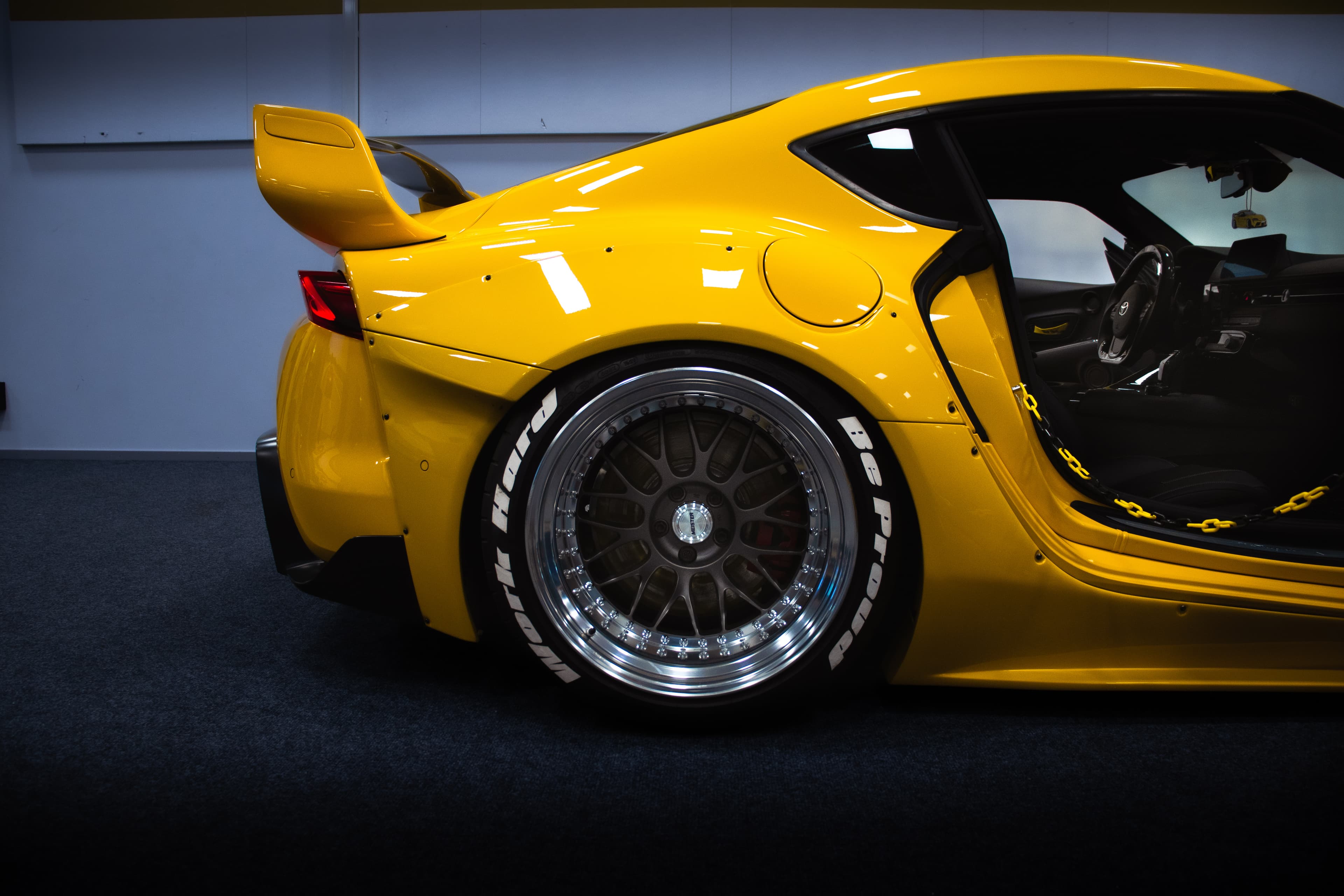 Bil som er til service hos en av Mittbilstell sine samarbeidspartnere